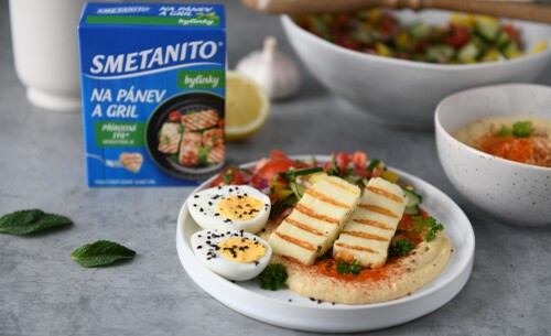 Cizrnový hummus s letním salátem a sýrem smetanito