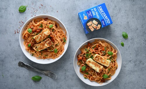 Rajčatovo-paprikové špagety se sýrem Smetanito